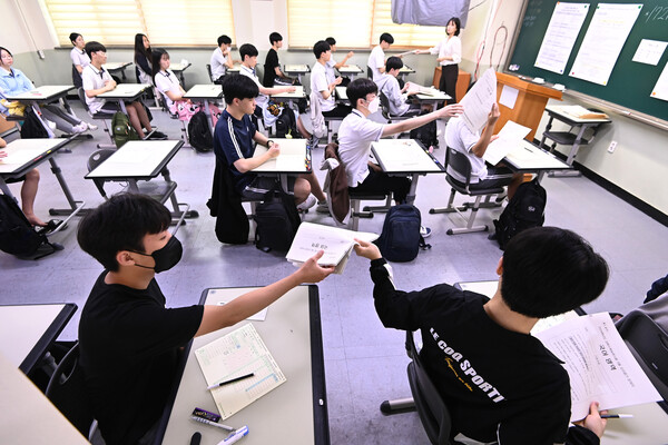 2024학년도 대학수학능력시험 9월 모의 평가가 실시된 6일 오전 경기도 수원시 영통구 효원고등학교에서 고3 학생들이 문제지를 배부받고 있다. [사진제공=뉴시스]<br>