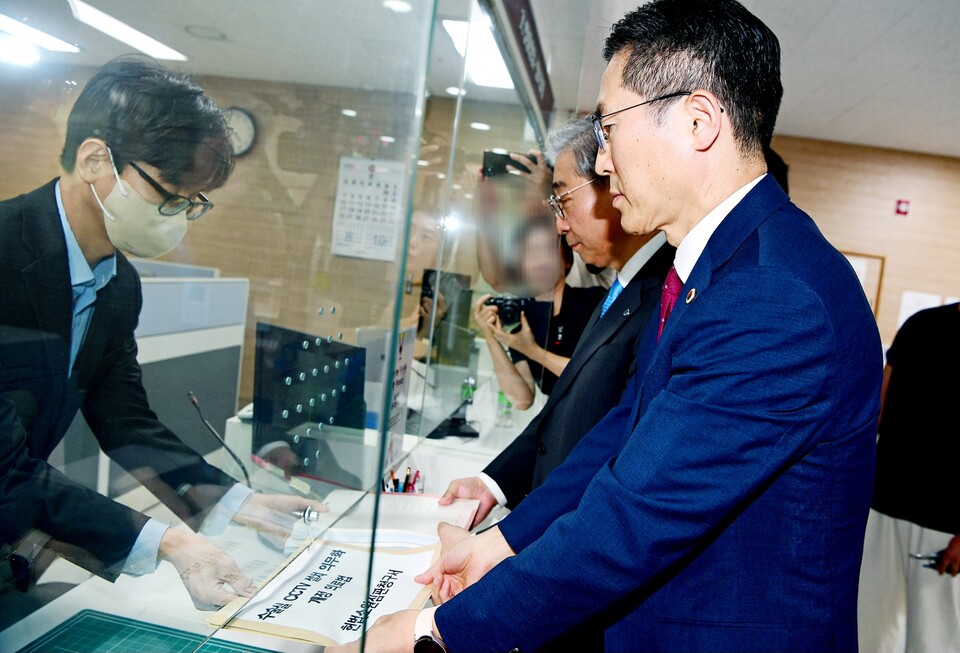 대한의사협회 이필수 회장이 지난 5일&nbsp;의료법 개정 조항에 대한 효력정지 가처분신청서 및 헌법소원심판청구서를 제출하고 있다. [사진제공=대한의사협회]&nbsp;<br>