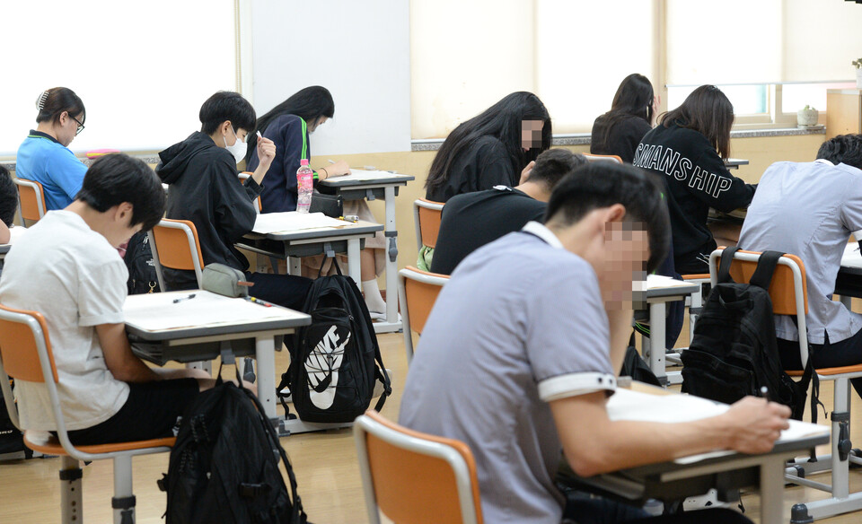 2024학년도 대학수학능력시험 9월 모의평가가 실시된 지난 6일 오전 울산 중구 약사고등학교에서 고3 수험생들이 시험을 치르고 있다. [사진제공=뉴시스]
