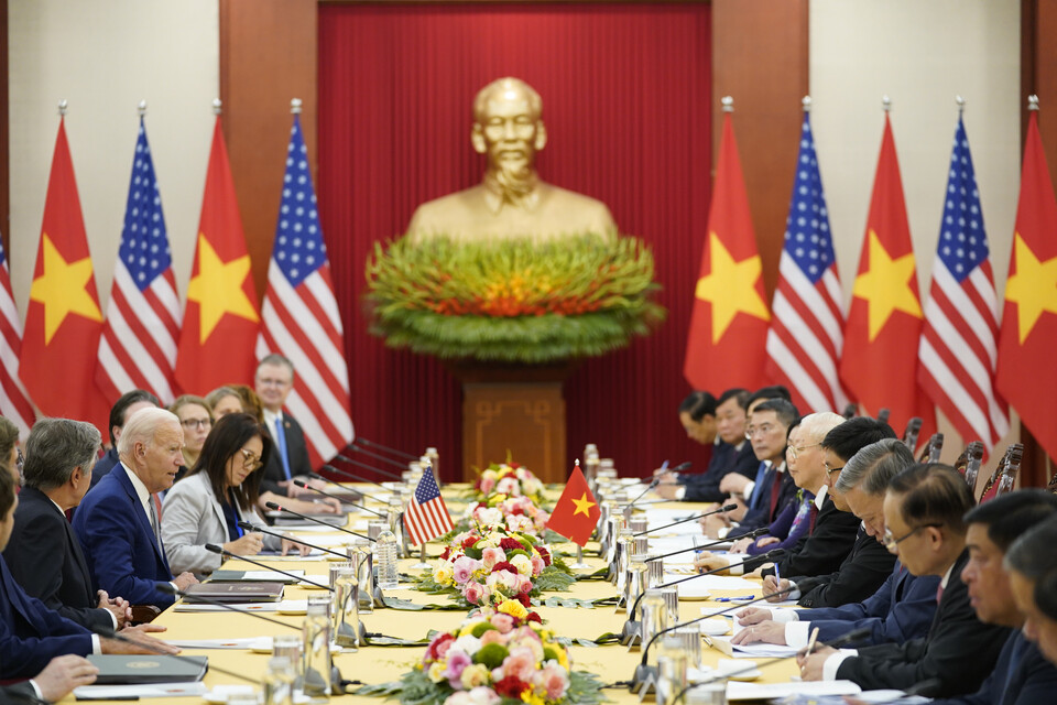 10일 베트남 하노이에 도착한 미국 조 바이든 대통령이 공산당 본부에서 응우옌 푸 쫑 공산당 서기장(오른쪽)과 정상회담을 하고 있다. [사진출처=뉴시스]