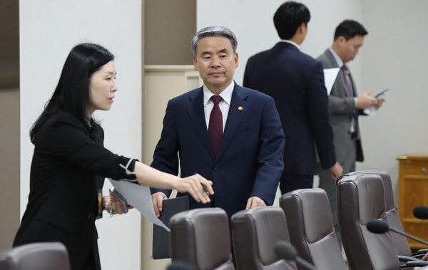 국방부 이종섭 장관이 12일 서울 용산 대통령실 청사에서 열린 국무회의에 참석하고 있다. [사진제공=뉴시스]<br>