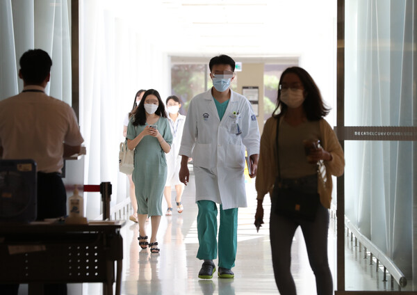 지난 2020년 9월 서울 소재 한 대학병원에서 가운을 입은 병원 관계자들이 의대와 연결된 통로를 걷고 있다. [사진제공=뉴시스]