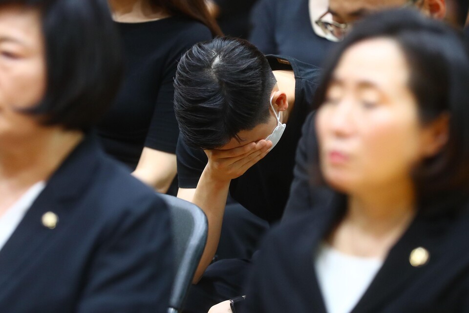 지난 4일 오후 서울 서초구 서이초등학교에서 서이초 사망 교사 49재 추모제가 열린 가운데 동료 교사가 눈물을 흘리고 있다. [사진제공=뉴시스]