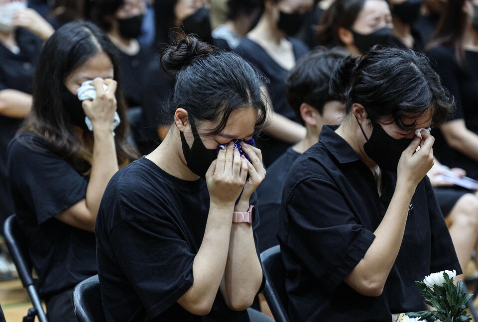 4일 오후 서울 서초구 서이초등학교에서 서이초 사망 교사 49재 추모제가 열린 가운데 참석자가 눈물을 흘리고 있다. [사진제공=뉴시스]