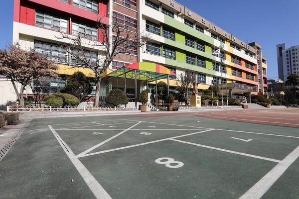 서울 광진구 화양초등학교가 학생수 감소로 폐교를 결정한 가운데 지난 2월 화양초등학교 운동장이 텅 비어 있다. [사진제공=뉴시스]