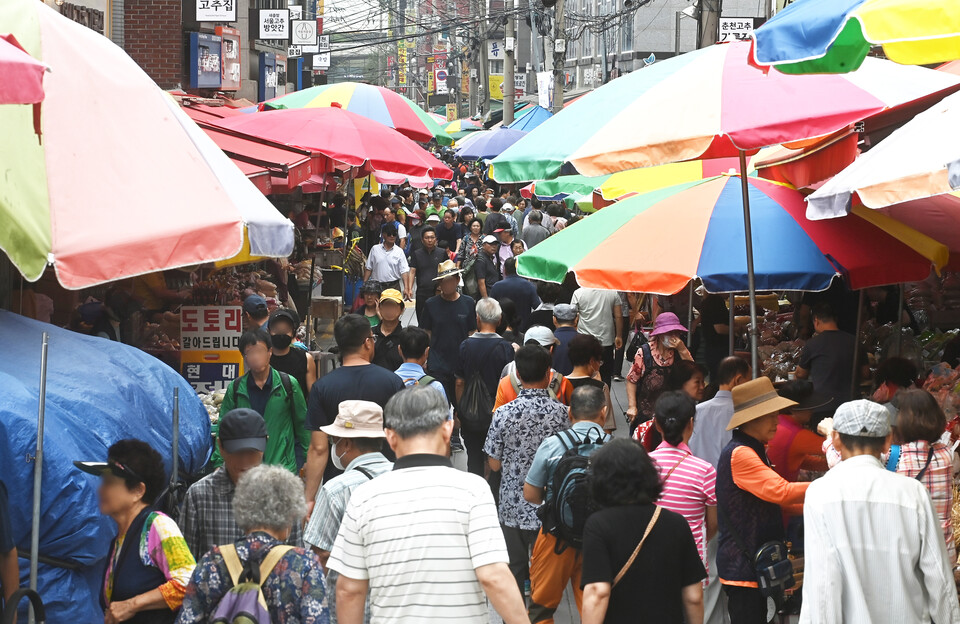 추석을 열흘 앞둔 지난 19일 경기도 성남 모란시장에서 시민들이 제수 등을 구매하고 있다. [사진제공=뉴시스]