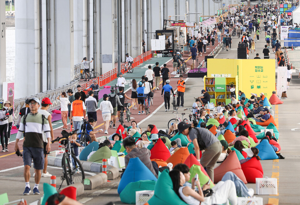 지난 3일 오후 서울 한강 잠수교 일대에서 열린 ‘잠수교 뚜벅뚜벅 축제’가 시민들로 붐비고 있다. [사진제공=뉴시스]