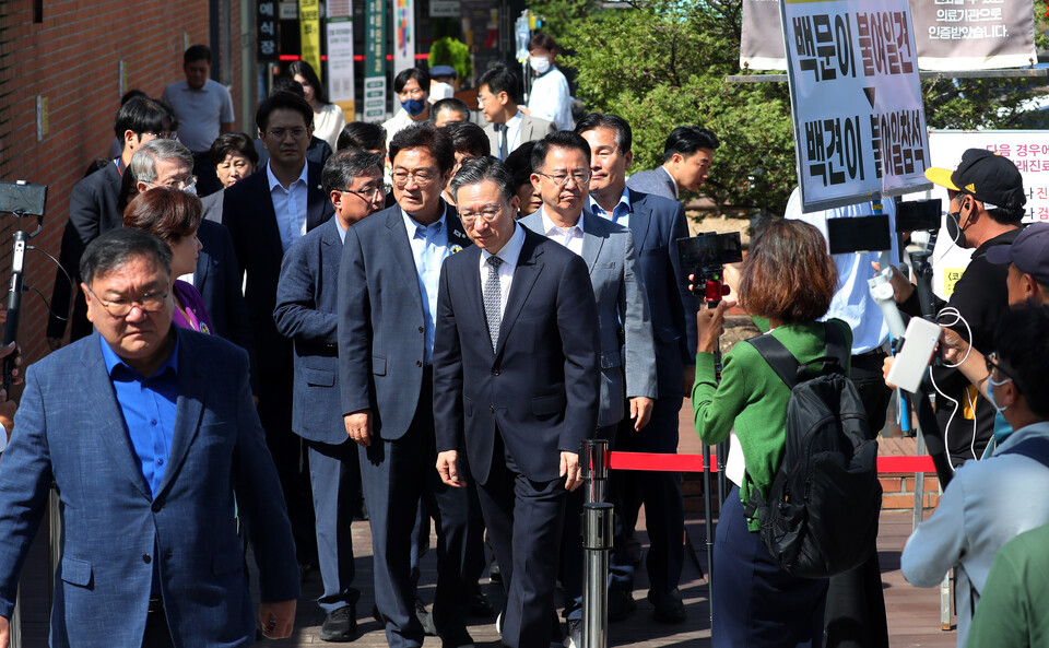 우원식 의원을 비롯한 더불어민주당 의원들이 22일 오전 서울 중랑구 녹색병원에서 입원한 이재명 더불어민주당 대표를 찾은 후 이동하고 있다. [사진제공=뉴시스]