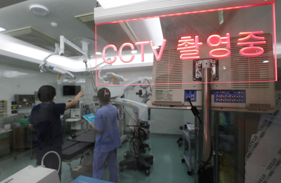 경기도 수원시 장안구 소재 모 병원 수술실에서 병원관계자들이 CCTV를 점검하고 있다. [사진제공=뉴시스]