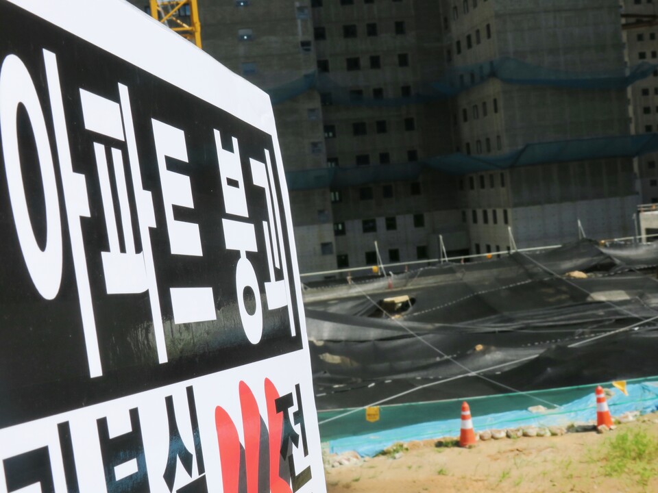 지난 8월 지하주차장 붕괴로 공사가 중단된 인천 검단신도시의 한 아파트 사고 현장이 검은색 천막으로 덮여 있다. [사진제공=뉴시스]