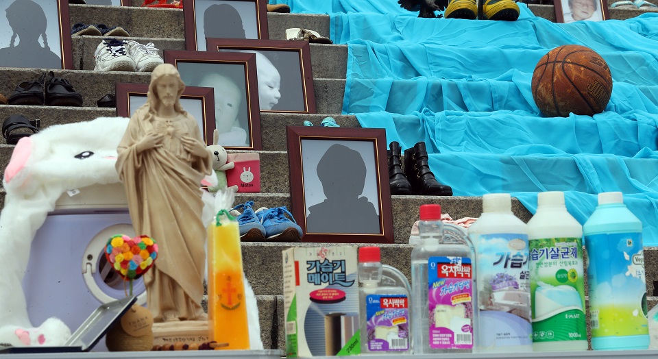 지난달 31일 서울역 앞에서 열린 전국동시다발 가습기살균제 참사 12주기 캠페인 및 기자회견에 가습기살균체 참사 피해자들의 유품이 놓여져 있다. [사진제공=뉴시스]
