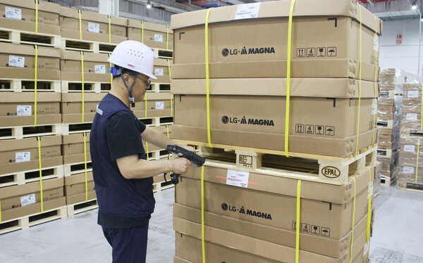 인천 서구 LG전자 인천캠퍼스 LG마그나 이파워트레인 생산라인에서 LG마그나 직원이 전장 부품의 품질 검사를 실시하고 있다. [사진 제공=LG전자]