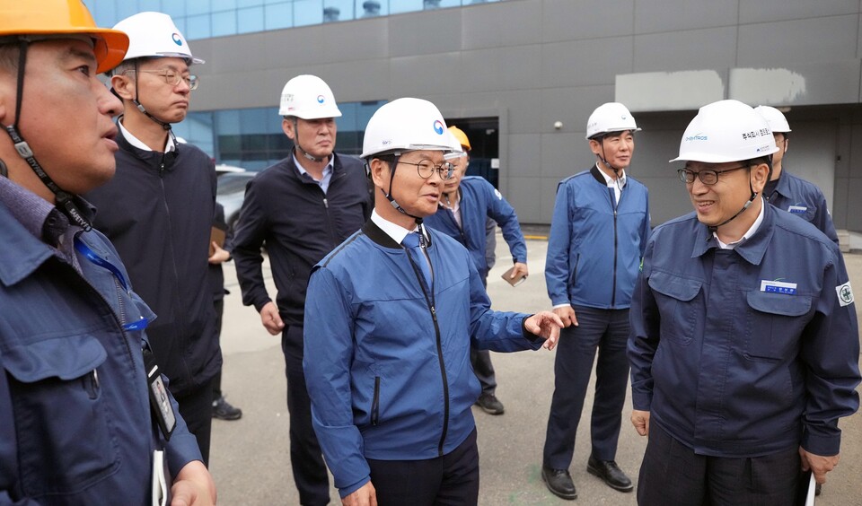 이정식 고용노동부 장관이 25일 경기 안산시에 위치한 소규모 화학물질 생산사업장을 방문해 추석 연휴 대비 산업안전보건 관리상황을 점검하고 있다. [사진제공=고용노동부]<br>