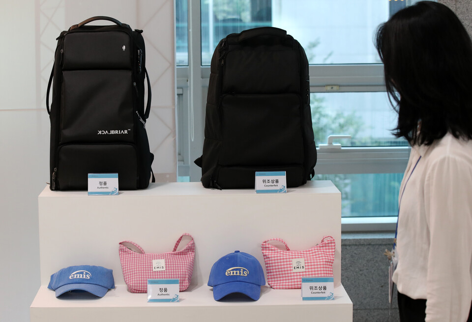 K-브랜드 위조상품 전시회가 열린 지난 6일 서울시 여의도 국회 의원회관 로비에 정품과 위조상품이 전시돼 있다. [사진제공=뉴시스]