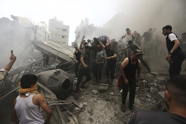 9일(현지시각) 가자지구 팔레스타인 주민들이 이스라엘의 공격으로 파괴된 건물 잔해에서 희생자 시신을 수습하고 있다. [사진제공=뉴시스]<br>