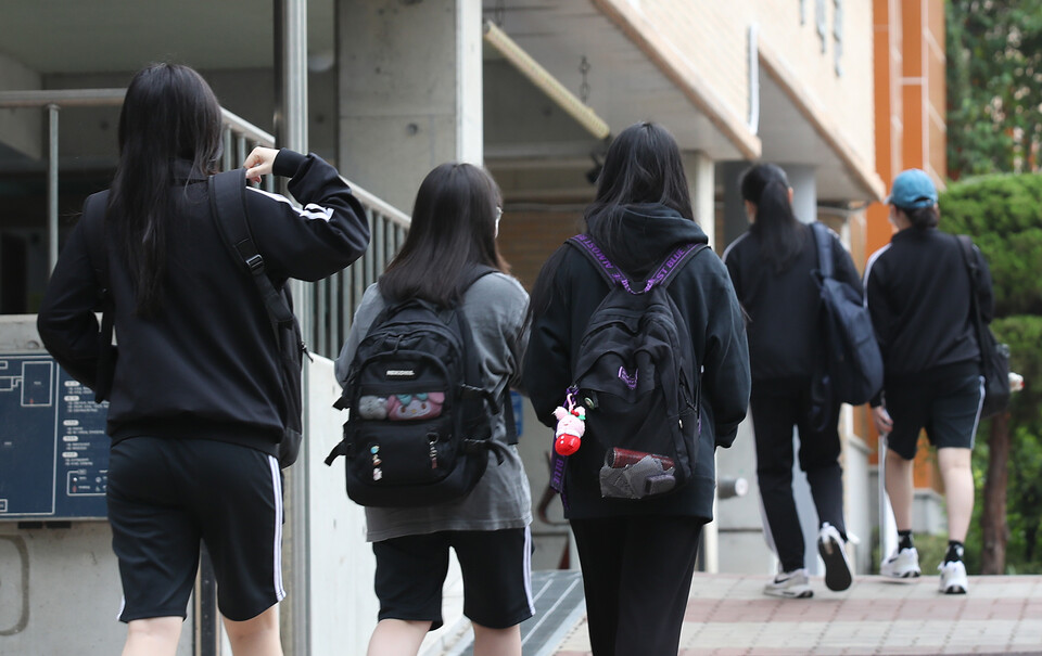 서울 소재 모 고등학교에서 여학생들이 등교하고 있다. 위 사진은 기사와 직접 관련 없음.  [사진제공=뉴시스]