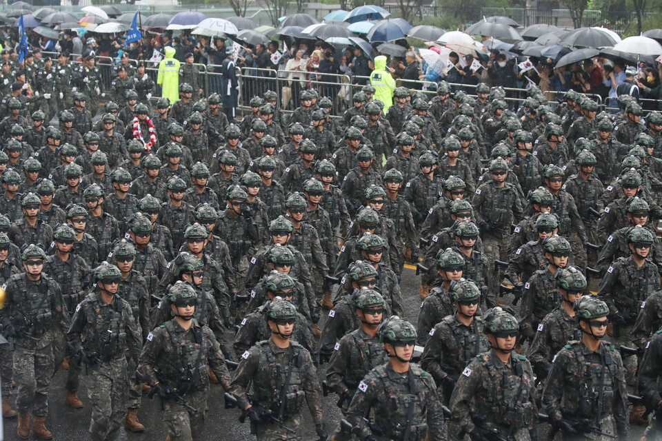 육군제대가 서울 세종대로 일대에서 건군 75주년 국군의 날 기념 시가행진을 하고 있다.&nbsp;위 사진은 기사와 직접적 연관 없음 [사진제공=뉴시스]<br>