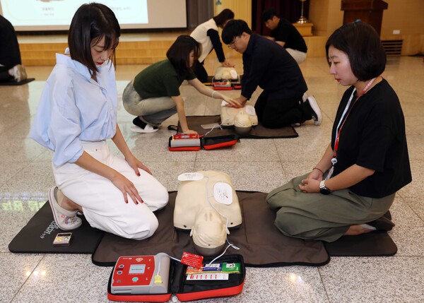 '2023 직원 심폐소생술 교육'이 열린 지난 10일 부산 남구청 대강당에서 공무원들이 심폐소생술, 자동심장충격기 등 응급처치법을 배우고 있다. [사진제공=뉴시스]