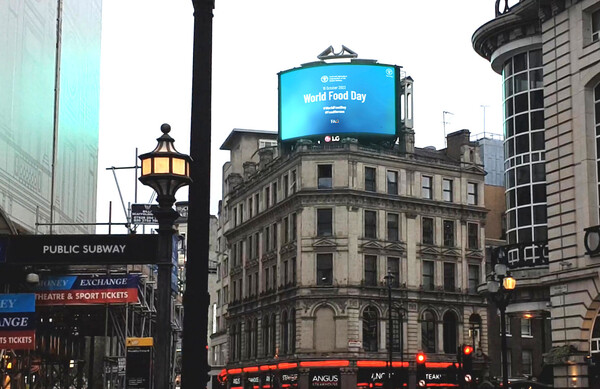 런던 피카딜리 광장 옥외전광판에서 물 보존을 주제로 한 LG전자의 캠페인 영상이 상영되고 있다. [사진 제공=LG전자]