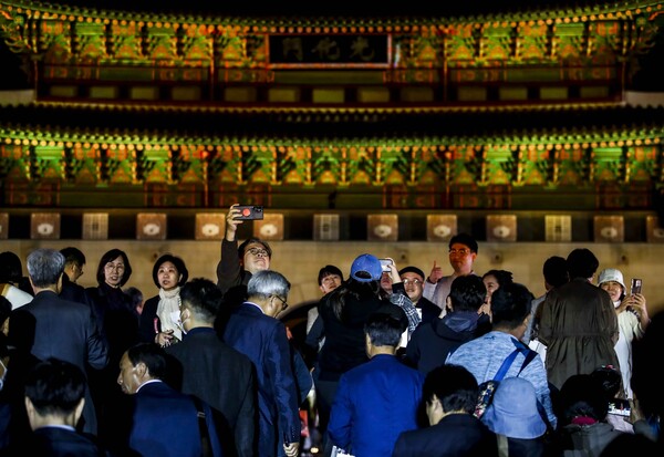 지난 15일 서울 종로구 광화문광장에서 열린 광화문 월대 및 현판 복원 기념식을 찾은 시민들이 광화문을 통해 경복궁으로 향하고 있다. [사진제공=뉴시스]<br>