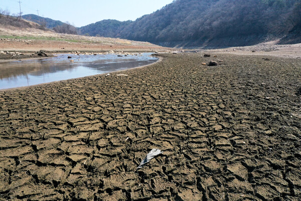 지난 3월 광주·전남 지역에 가뭄이 이어지면서 전남 화순군 사평면 주암호 상류 일부 강바닥이 메말라 갈라진 모습 [사진제공=뉴시스]