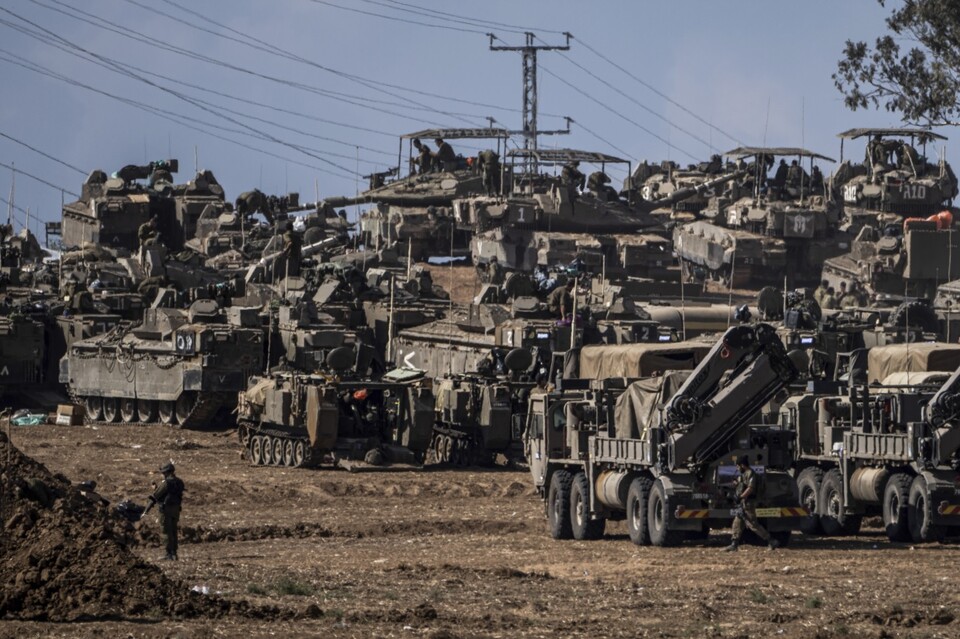이스라엘군 장비와 병력이 15일(현지시각) 이스라엘 남부 가자지구 인근 집결지에 모여 있다. [사진출처=뉴시스]