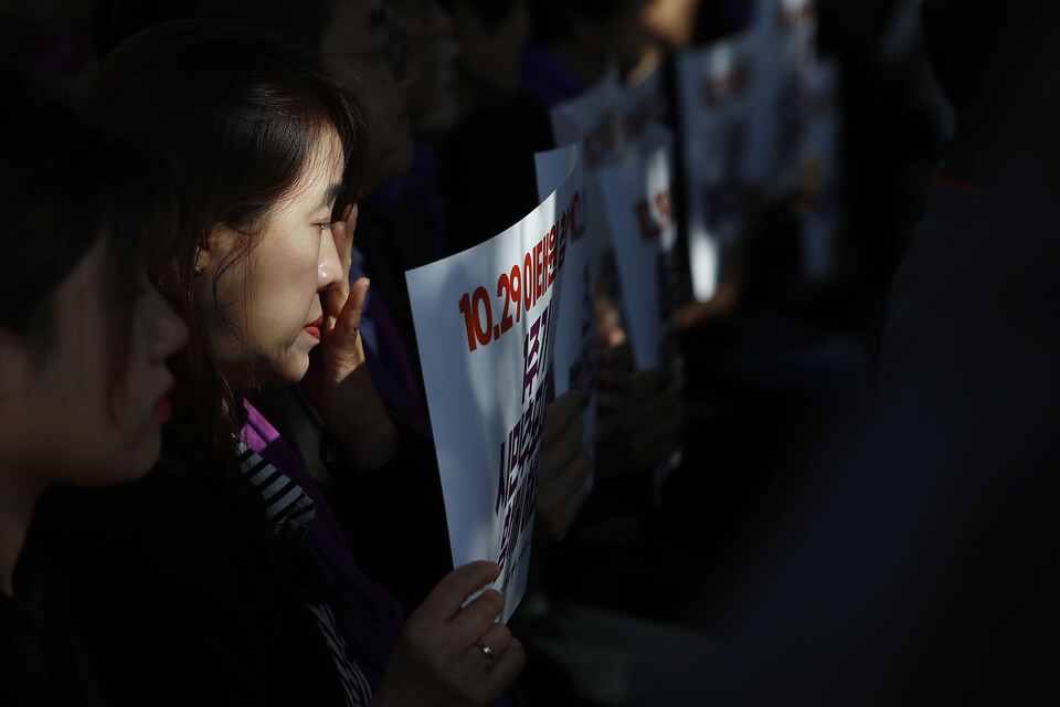 10.29이태원참사유가족협의회가 16일 서울 중구 서울광장 분향소 앞에서 이태원 참사 1주기 집중추모주간 선포 및 시민추모대회 참여 호소 기자회견을 하고 있다. [사진제공=뉴시스]<br>