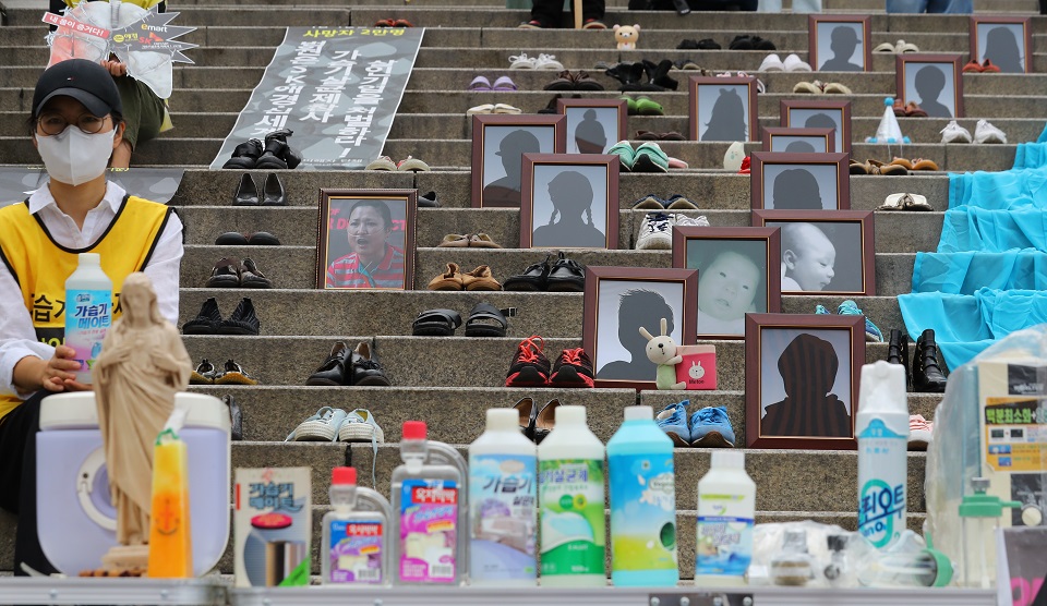 지난 8월 서울역 앞에서 열린 전국동시다발 가습기살균제 참사 12주기 캠페인 및 기자회견에 가습기살균체 참사 피해자들의 유품이 놓여져 있다.[사진제공=뉴시스]