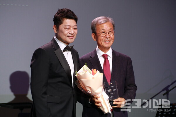 BIAF 2023 공로상을 수상한 원혜영 전 국회의원&nbsp;ⓒ투데이신문<br>