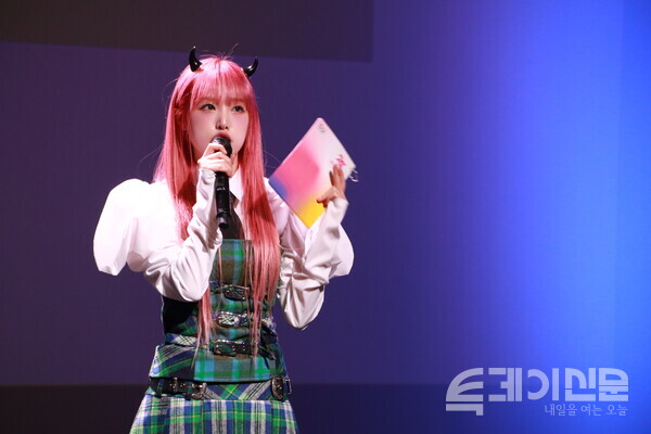 BIAF2023 홍보대사 YENA(최예나)가 개막작 ‘로봇 드림’과 감독 파블로 베르헤르를 소개하고 있다. ⓒ투데이신문<br>