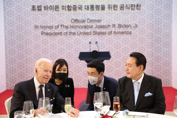 윤석열 대통령과 미국 조 바이든  대통령이 지난 5월 21일 오후 서울 용산구 국립중앙박물관에서 열린 한미 정상 만찬에서 대화를 나누고 있다. [사진제공=대통령실]<br>