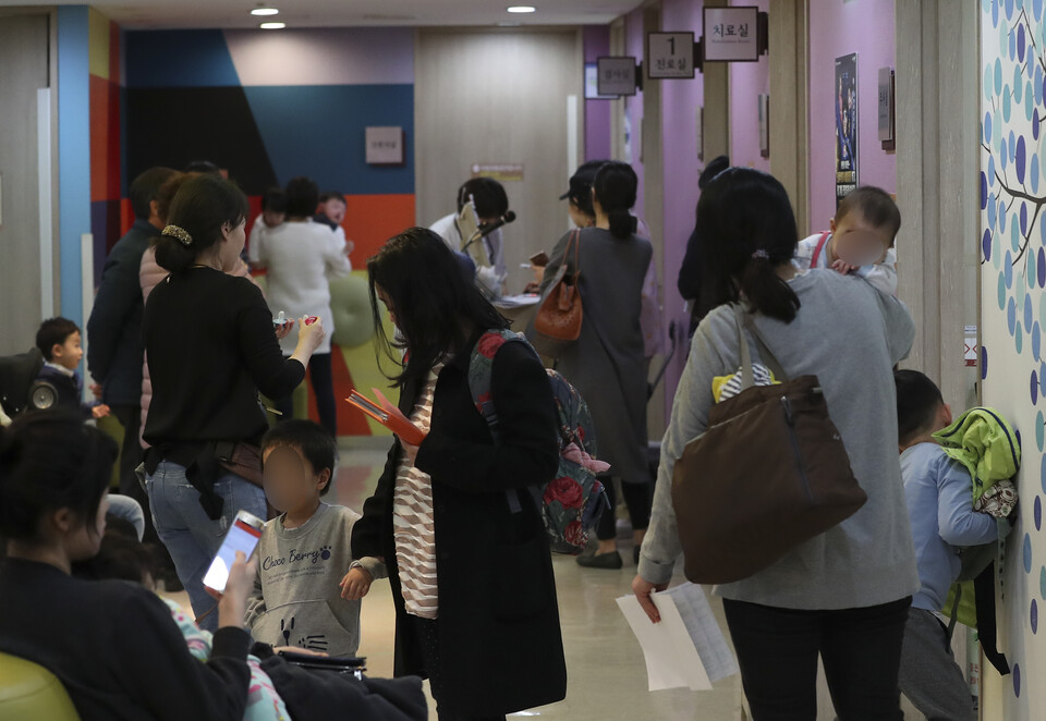 서울 소재 모 소아과에 어린이와 보호자들이 진료를 받기 위해 대기하고 있는 모습. [사진제공=뉴시스]<br>