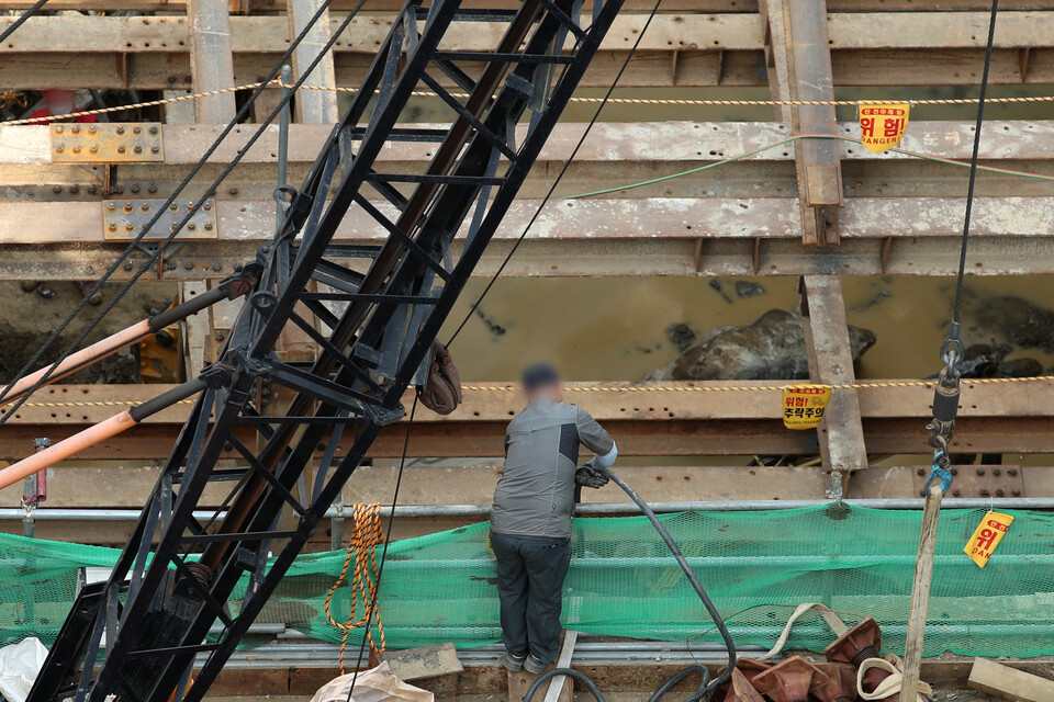 서울 시내 한 건설현장에서 한 건설노동자가 안전모를 착용하지 않은 채 작업을 하고 있다. [사진제공=뉴시스]<br>