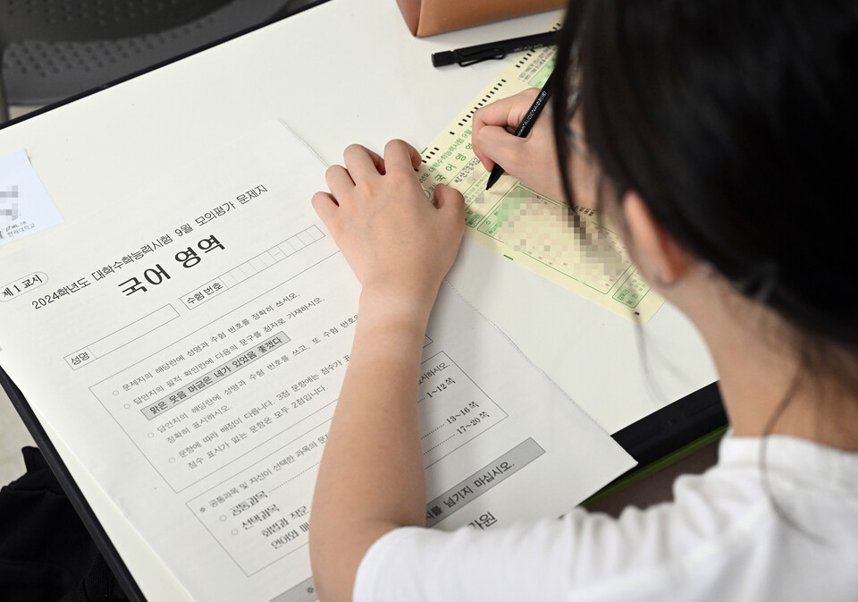 2024학년도 대학수학능력시험 9월 모의평가가 실시된 지난달 6일 서울 송파구 방산고등학교에서 수험생들이 시험을 준비하고 있다. [사진제공=뉴시스]