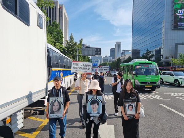코로나19피해자가족협의회 회원들이 지난달 9일 서울 청계광장에서 가두행진을 하고 있다.&nbsp;ⓒ투데이신문