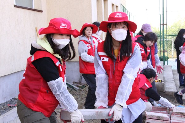 LG전자 임직원들이 3일 몽골 수도 울란바토르 샤하르트 초등·중학교에서 학생들의 교육환경 개선을 위한 봉사활동을 하고 있다. [사진 제공=LG전자]