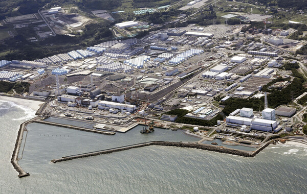 일본 정부와 도쿄전력이 후쿠시마 제1원자력발전소 오염수 2차 해양 방류를 시작했다. 사진은 하늘에서 본 후쿠시마 제1원자력발전소 [사진제공=뉴시스]