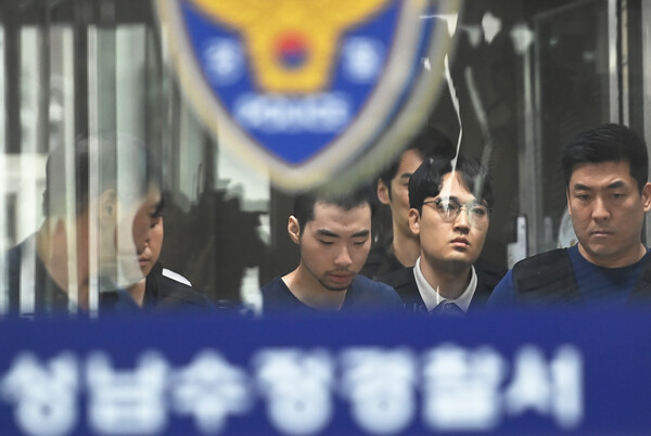 14명의 사상자가 발생한 ‘분당 흉기 난동 사건’의 피의자 최원종(22)이 지난 8월 10일 오전 경기도 성남시 수정경찰서에서 검찰로 송치되고 있다. [사진제공=뉴시스]<br>