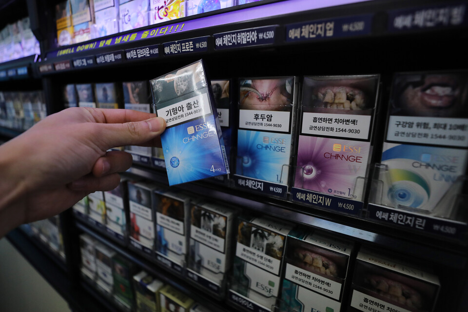 서울 시내 한 편의점에 담배가 진열돼 있다. [사진제공=뉴시스]<br>
