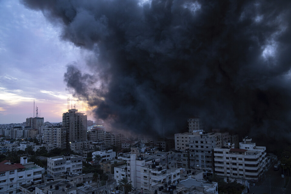 지난 7일(현지시각) 팔레스타인 가자지구에서 이스라엘의 보복 공습으로 연기가 치솟고 있다. [사진제공=뉴시스]<br>