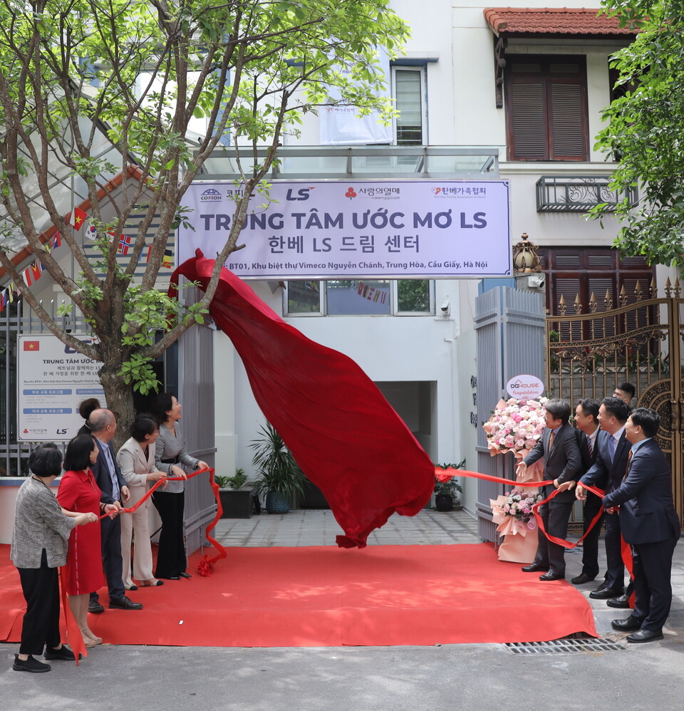 지난 5월 4일, 베트남 하노이에서 열린 'LS드림센터' 개소식에서 주요 관계자들이 간판제막식을 진행하고 있는 모습. [사진제공=LS그룹]