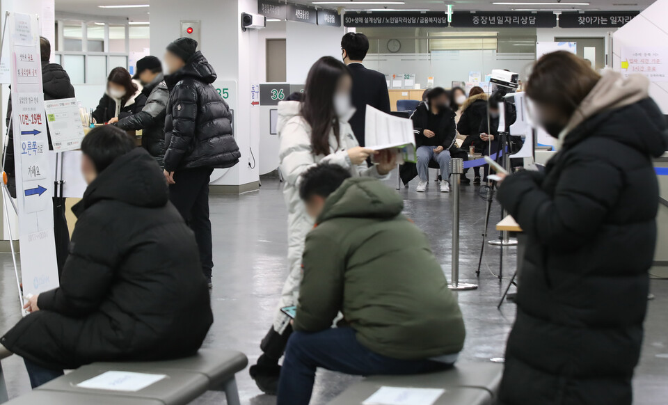 서울서부고용복지플러스센터 구직 희망자와 실업급여 수급 신청자 모습 [사진제공=뉴시스]<br>