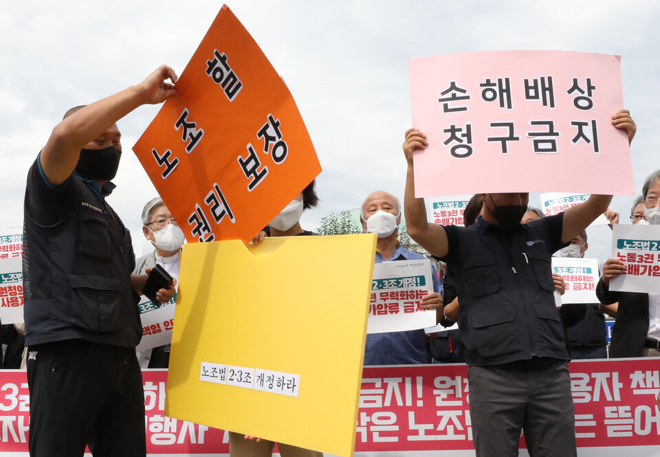 지난해 9월 서울 여의도 국회 앞에서 노동자들이 노란봉투에서 요구사항이 적힌 카드를 꺼내고 있다.&nbsp; [사진제공=뉴시스]<br>