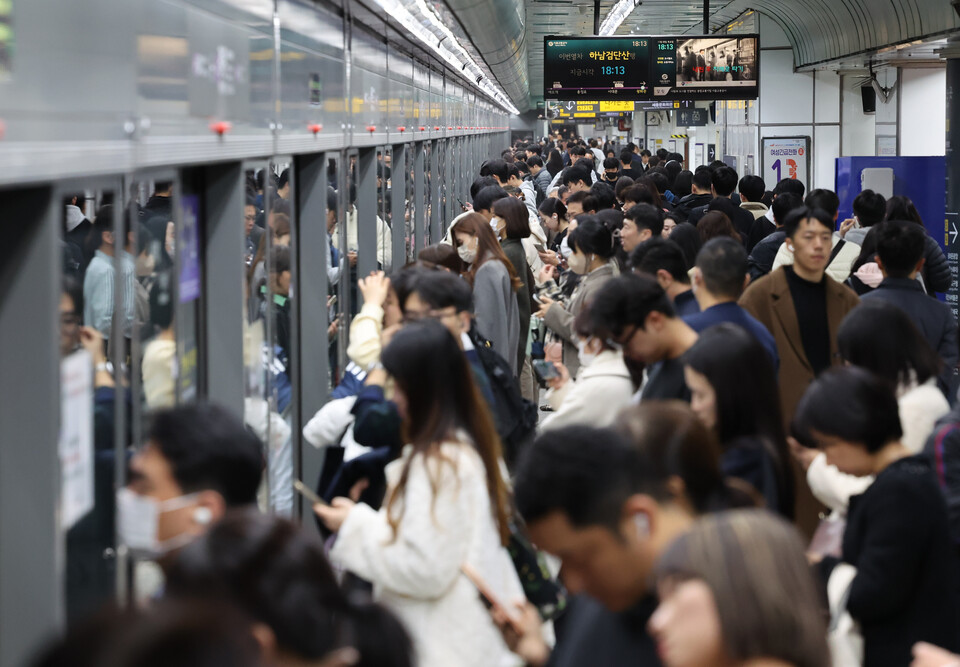 서울 지하철 1~8호선을 운영하는 서울교통공사 노동조합이 이틀간의 경고 파업에 돌입한 지난 9일 오후 서울 지하철 5호선 광화문역이 퇴근길에 오른 시민들로 붐비고 있다. [사진제공=뉴시스]
