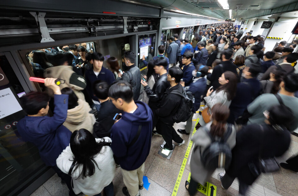 지난 9일 서울 지하철 5호선 광화문역이 퇴근하는 시민들로 붐비고 있다. [사진제공=뉴시스]