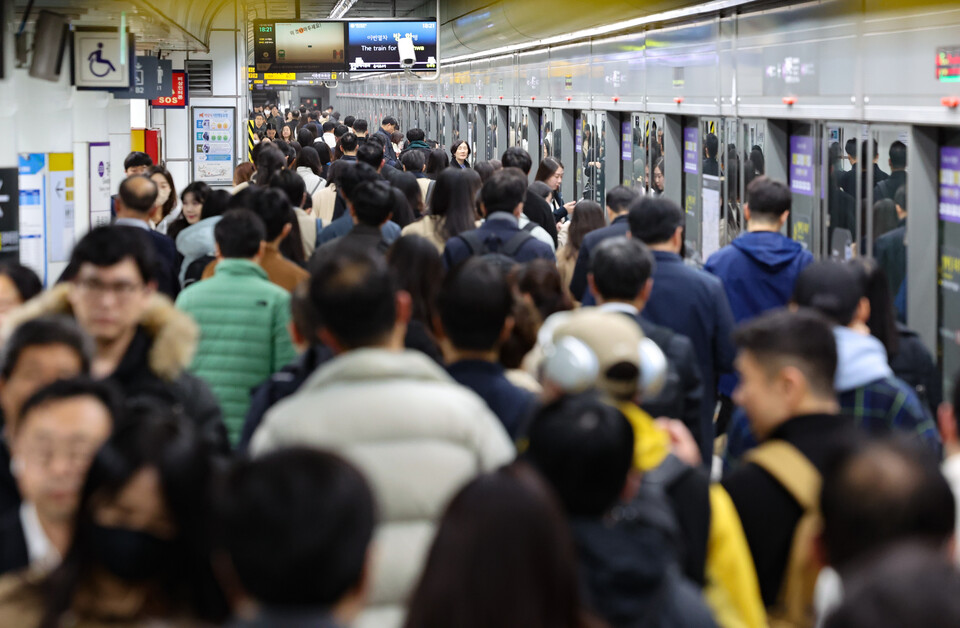 서울 지하철 5호선 광화문역이 퇴근하는 시민들로 붐비고 있다. [사진제공=뉴시스]<br>