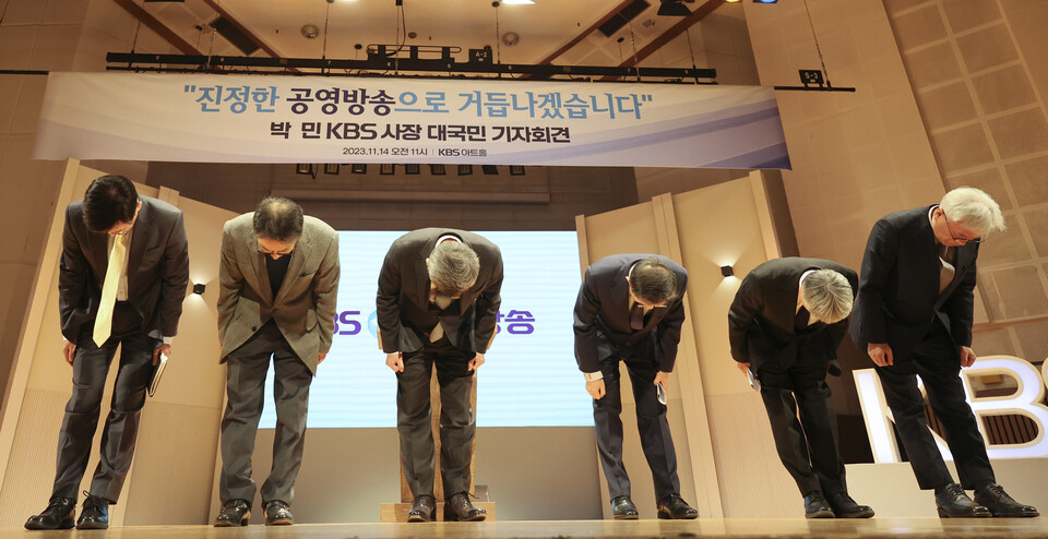 14일 오전 서울 영등포구 KBS 아트홀에서 열린 대국민 기자회견에서 KBS 박민 신임 사장이 고개를 숙이고 있다. [사진제공=뉴시스]<br>