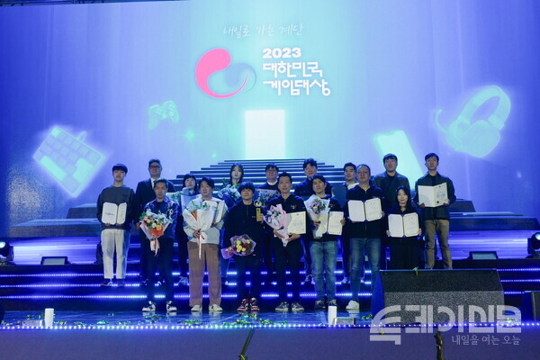 ‘2023 대한민국 게임대상’ 시상식에서 수상자들이 단체사진 촬영을 진행하고 있다. ©투데이신문