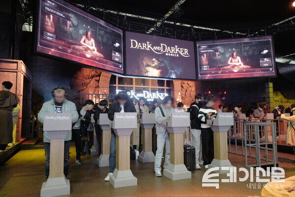 관람객들이 ‘다크앤다커 모바일’을 시연하고 있는 모습. ©투데이신문