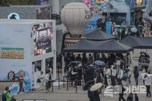 비가 내리기 시작했음에도 야외부스 이벤트에 참여하려는 관람객들이 줄을 서고 있다. ©투데이신문